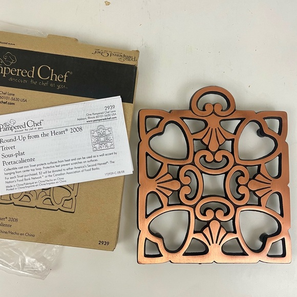 Pampered Chef 2008 Round Up Heart Collectible Cast Iron Copper Tone Coat Trivet - Picture 1 of 16
